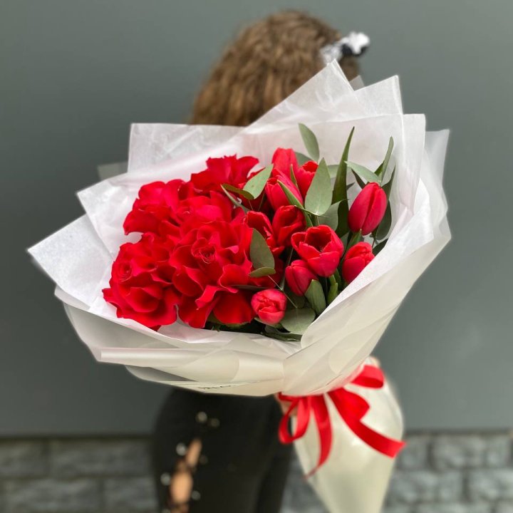 Дуо тюльпаны и розы в Новом Уренгое