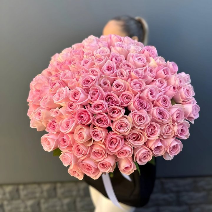Охапка из 101 розовой розы в Новом Уренгое