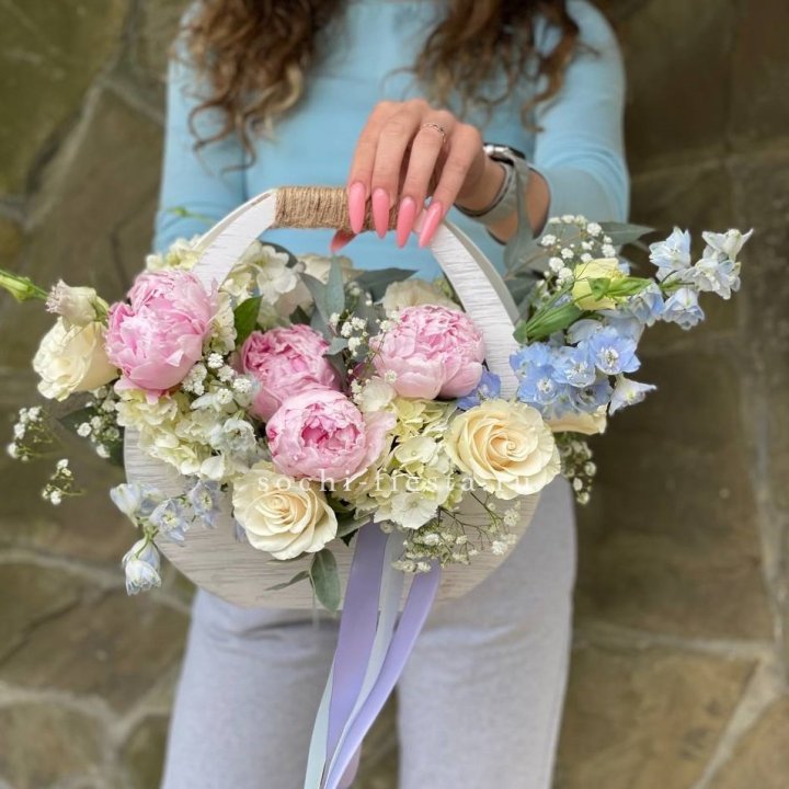 Ящик с пионами в Новом Уренгое