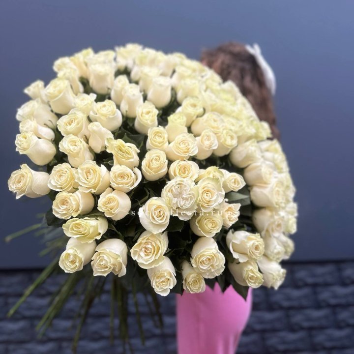 101 белая высокая импортная роза под ленту в Новом Уренгое