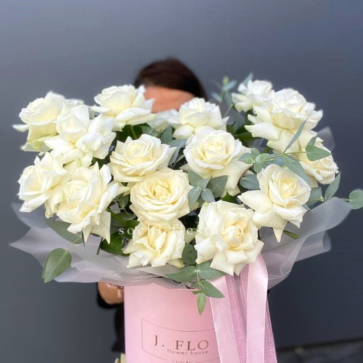 17 Французских белых роз в боксе в Новом Уренгое