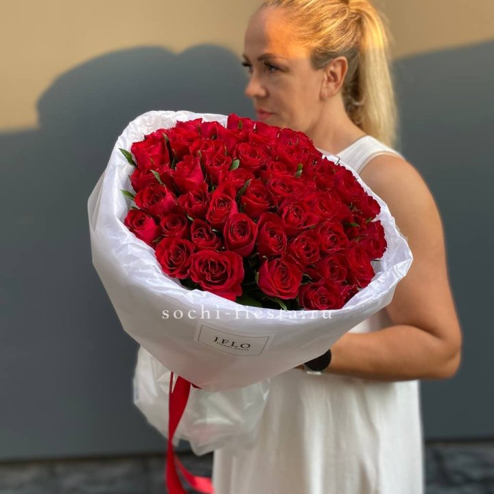 51 роза мадам ред в нежном оформлении с доставкой в Новом Уренгое