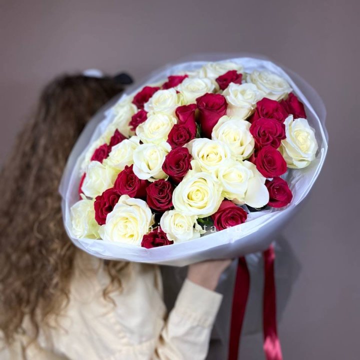 Букет из красных белых 45 роз в Новом Уренгое