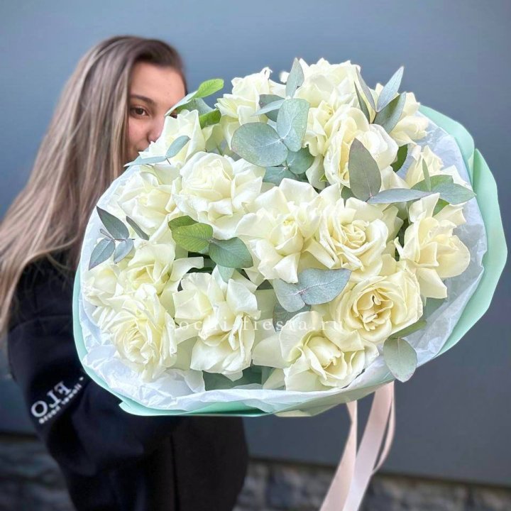 19 Белых французских роз "Ноте бьянке" в Новом Уренгое