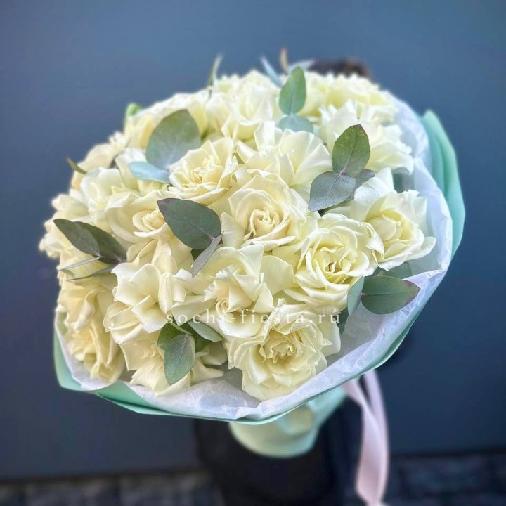 25 Белых французских роз "Ноте бьянка" в Новом Уренгое