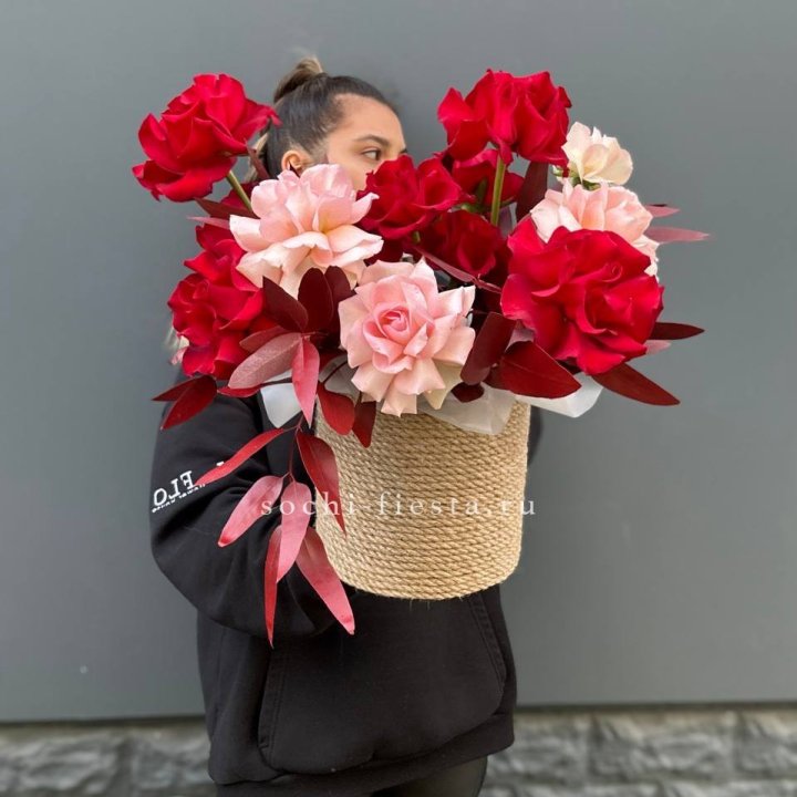 15 Французских роз в джутовом кашпо в Новом Уренгое