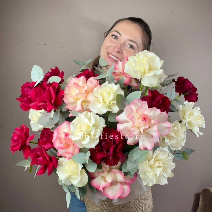 35 французских роз микс в джутовом боксе в Новом Уренгое