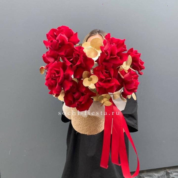 Красные французские розы в джутовом кашпо в Новом Уренгое