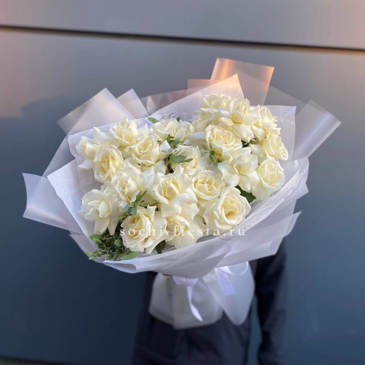 Пышный букет из белых роз в Новом Уренгое