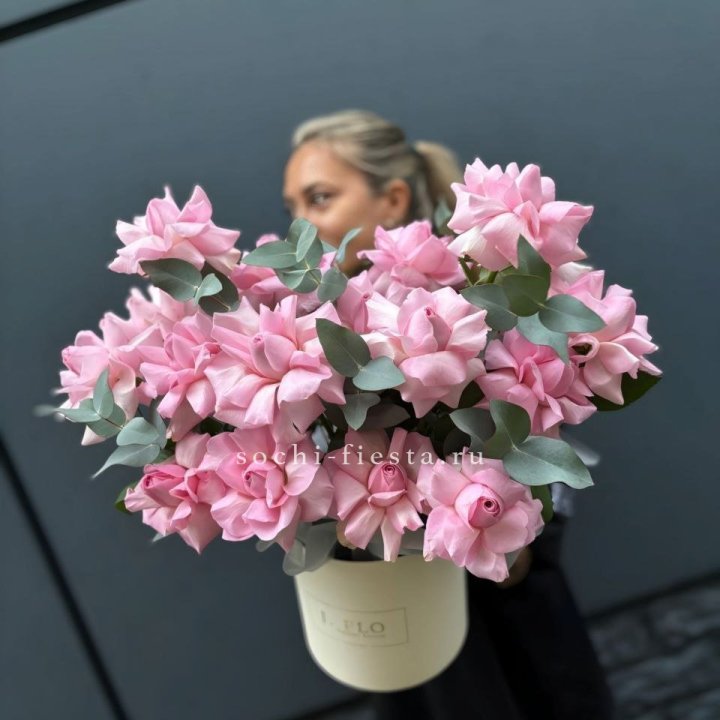 17 Розовых французских роз в боксе в Новом Уренгое