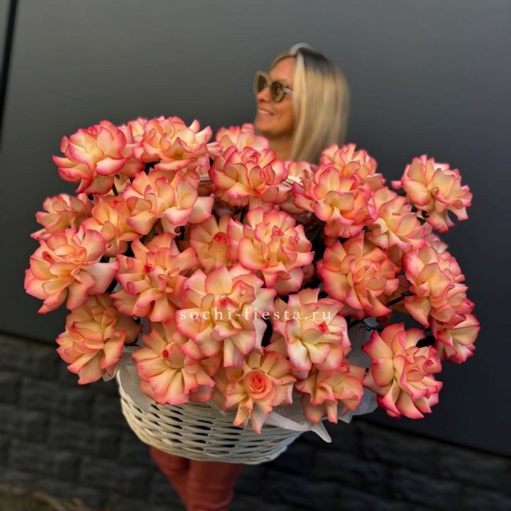 45 французских роз Джумилия в корзине в Новом Уренгое