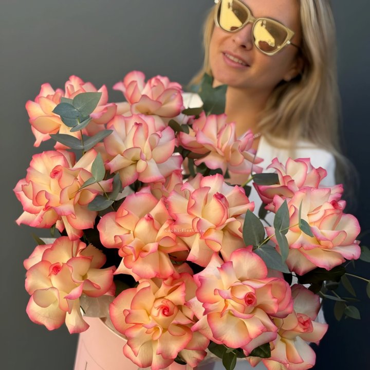 15 французских  роз Джумилия в боксе с доставкой в Новом Уренгое