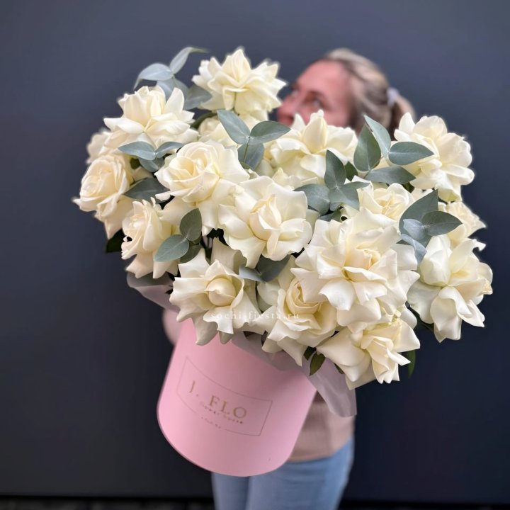 25 Французских белых роз в боксе в Новом Уренгое