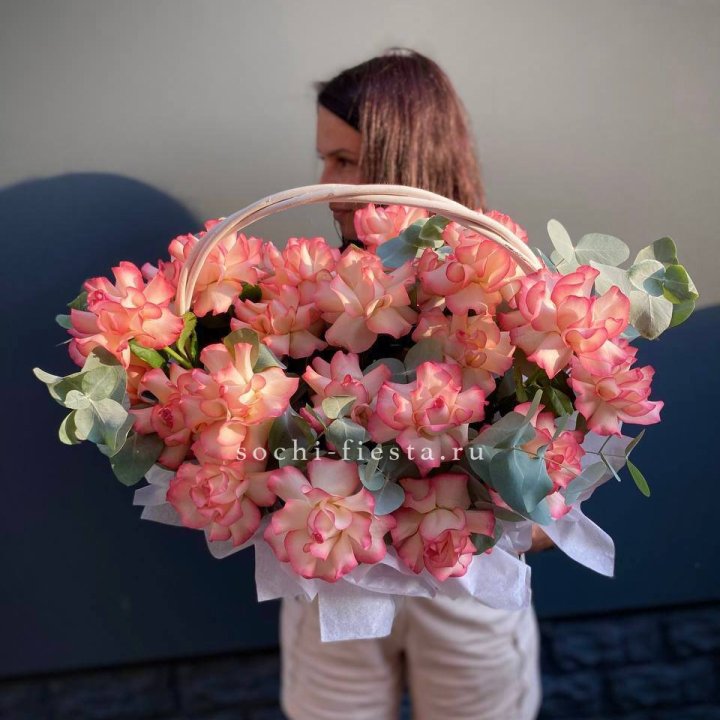 25 Французских роз Джумилия в корзине в Новом Уренгое