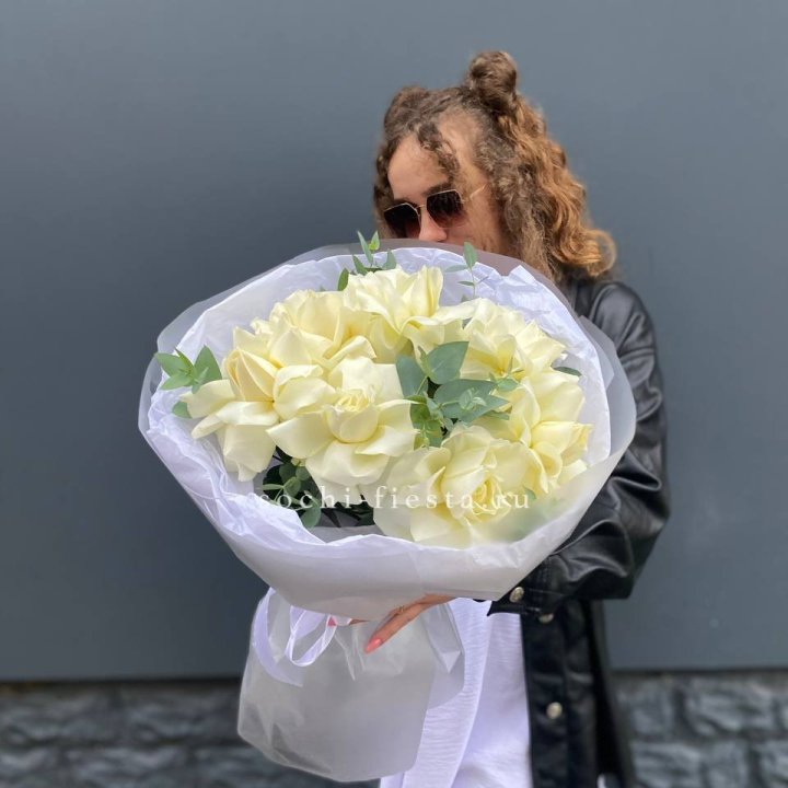 7 Белых французских роз  в Новом Уренгое