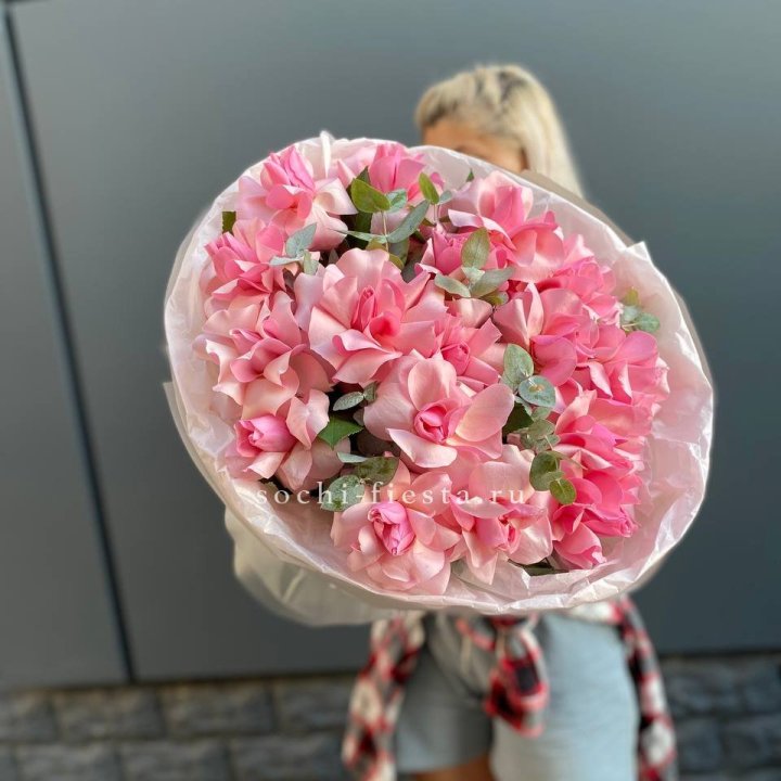 17 розовых роз в Новом Уренгое