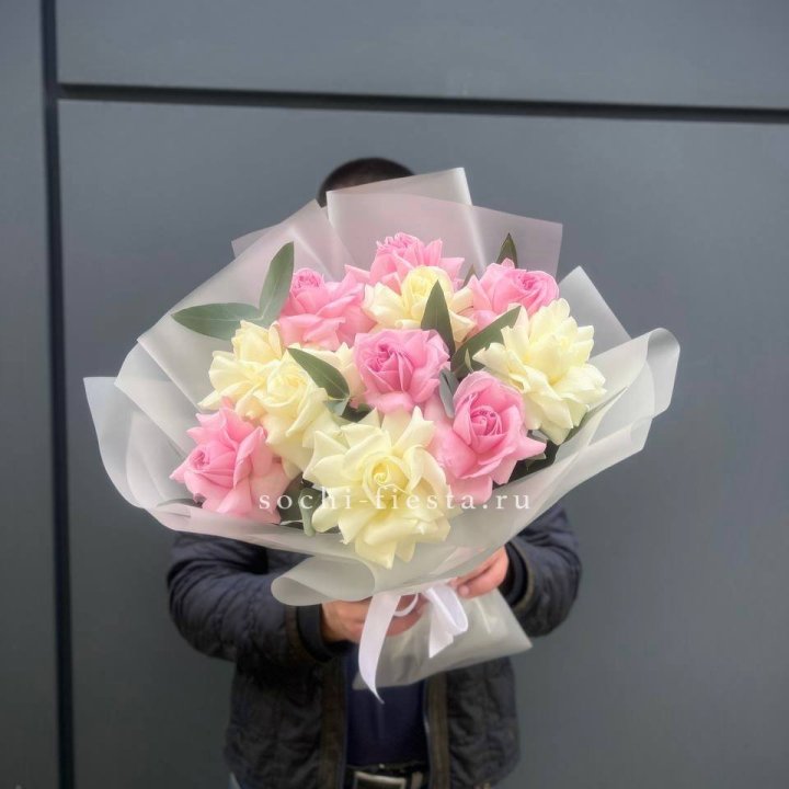 11 бело-розовых роз с доставкой в Новом Уренгое