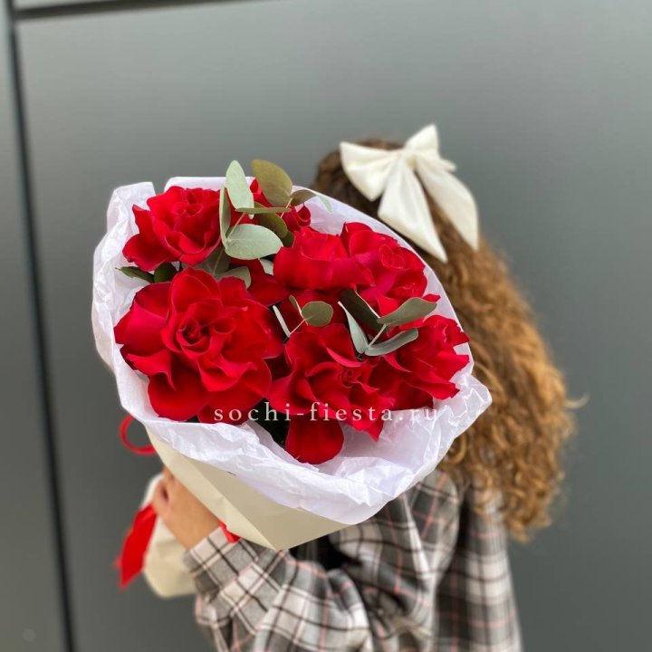 7 красных французских роз в Новом Уренгое