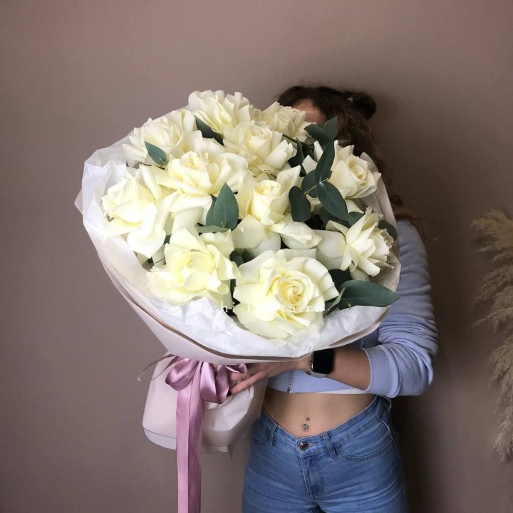 11 Белых французских роз "Вайт найс" с доставкой в Новом Уренгое