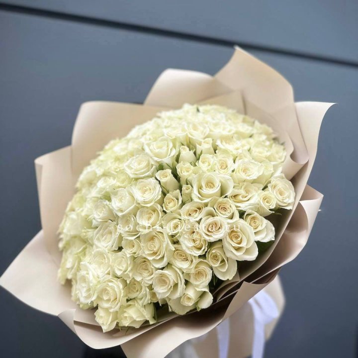 101 белая роза Атена в Новом Уренгое