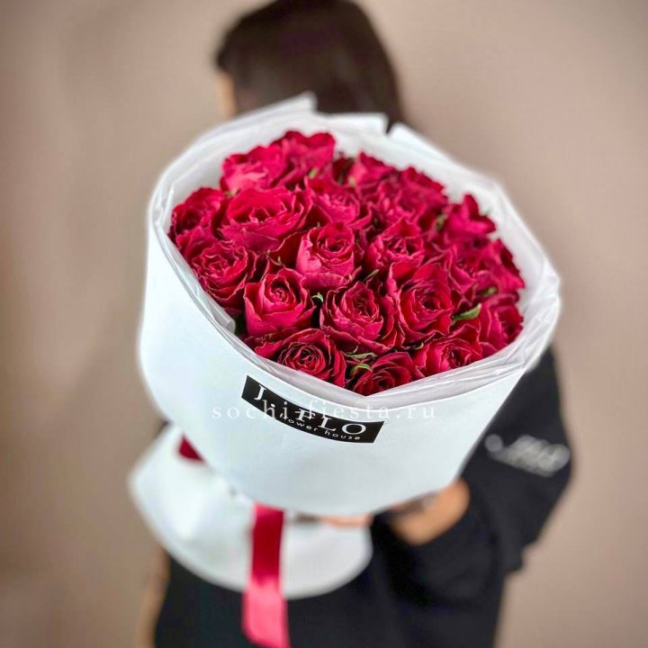 Букет красных роз мадам ред в Новом Уренгое