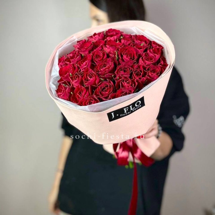 35 кенийских роз в Новом Уренгое