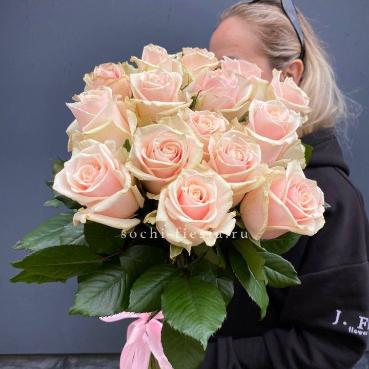15  кремовых высоких роз с доставкой в Новом Уренгое