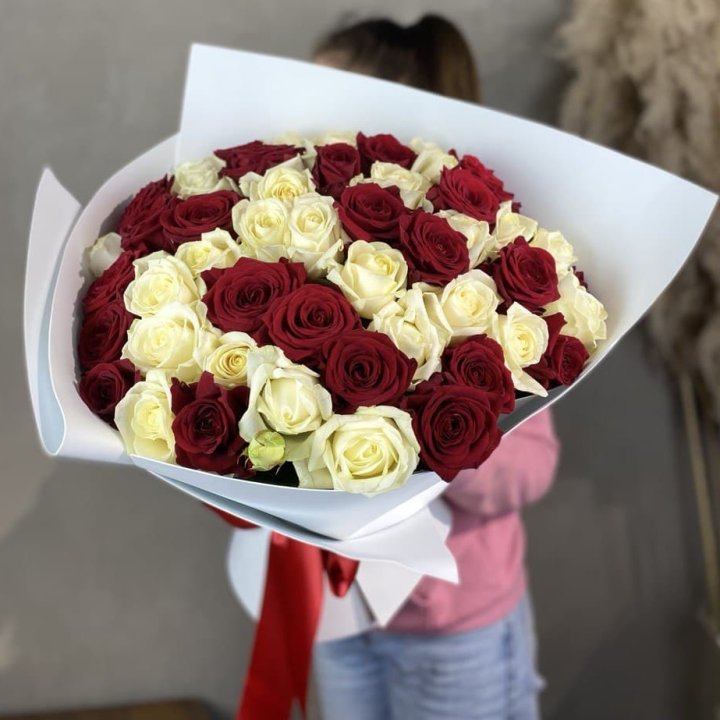 51 красная и белая роза в Новом Уренгое