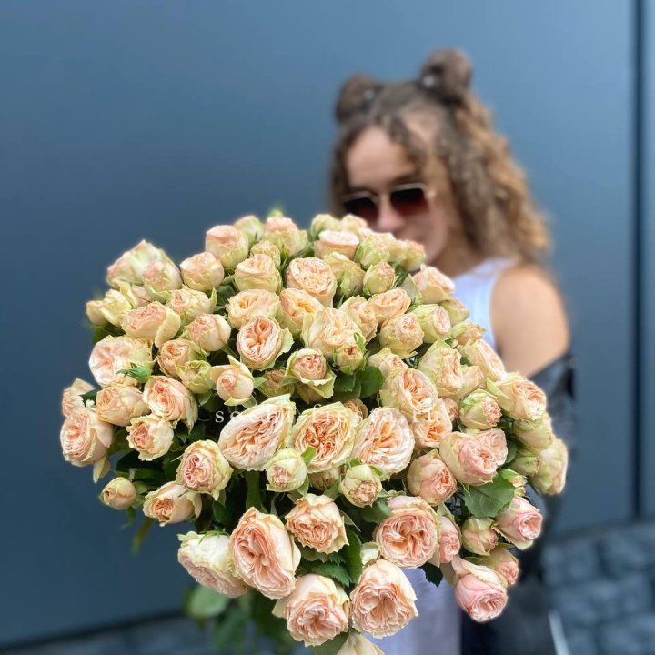 25 пионовидных роз в Новом Уренгое