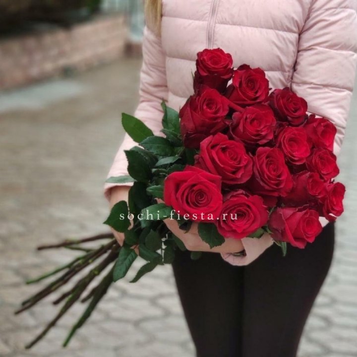 15 высоких красных роз в Новом Уренгое