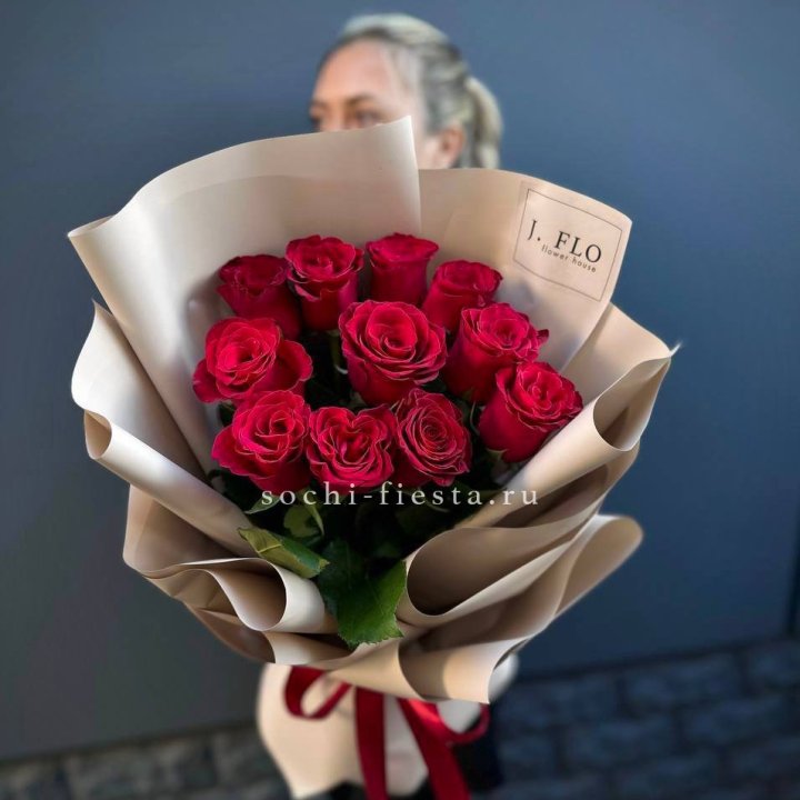 Букет красных роз "Наоми" с доставкой в Новом Уренгое