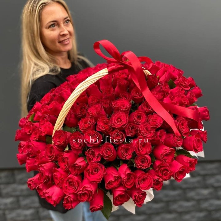151 красная  роза в корзине в Новом Уренгое