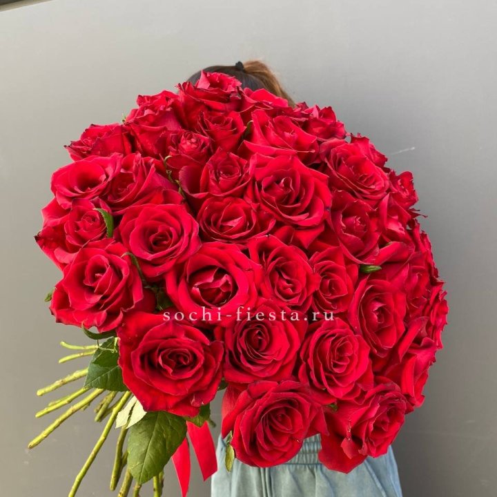 35 красных роз под ленту с доставкой в Новом Уренгое