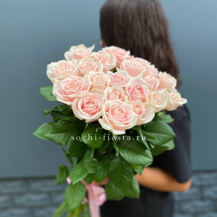 Высокие розовые розы в Новом Уренгое