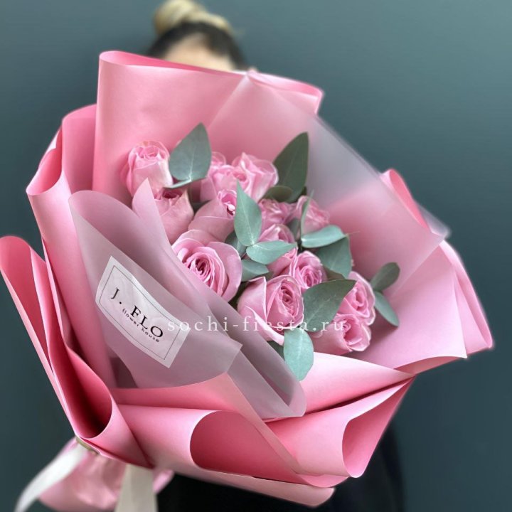 15 Розовых роз с эвкалиптом в Новом Уренгое