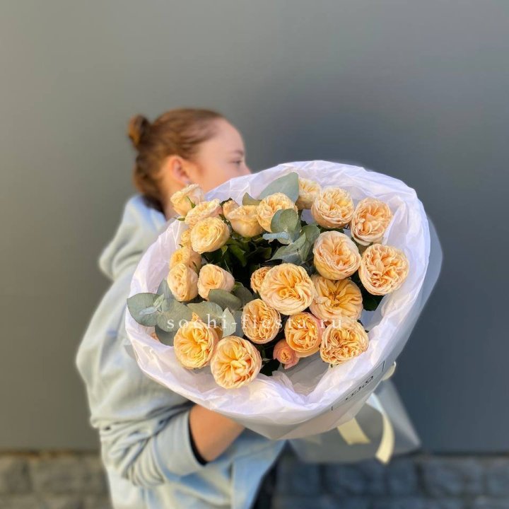 7 пионовидных роз в Новом Уренгое