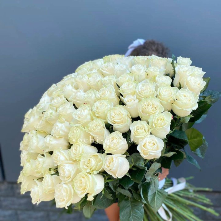 101 белая высокая роза в Новом Уренгое