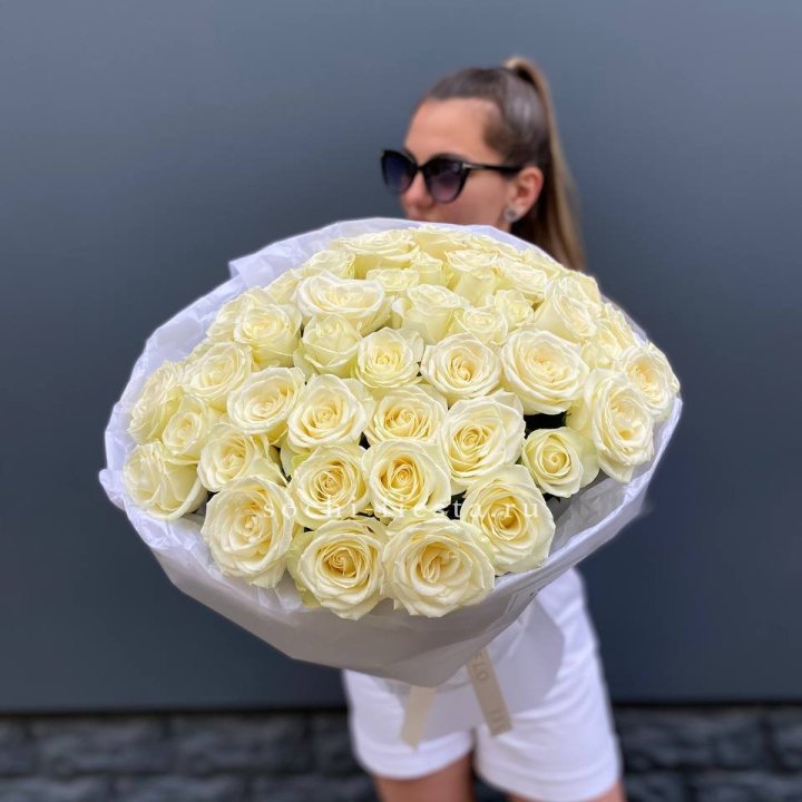 51 белая роза  в Новом Уренгое