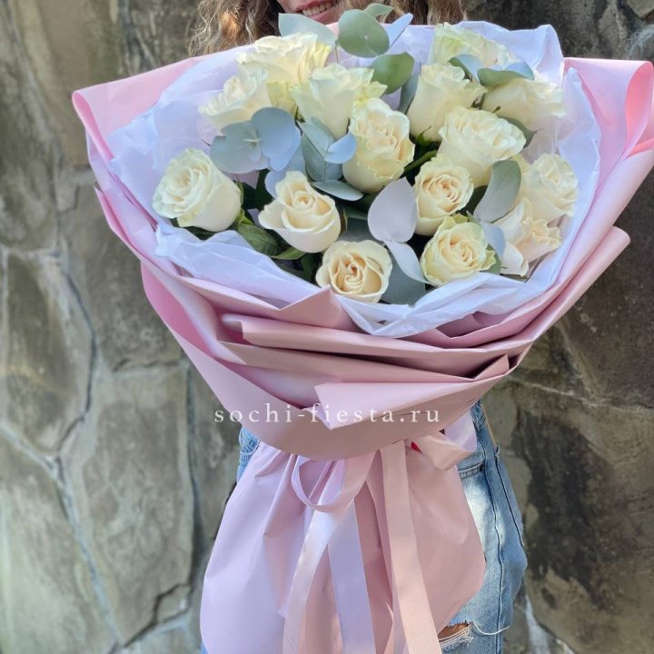 Белые розы в авторском оформлении с доставкой в Новом Уренгое
