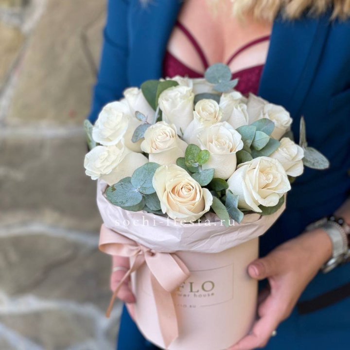 Цилиндр из белых роз в Новом Уренгое