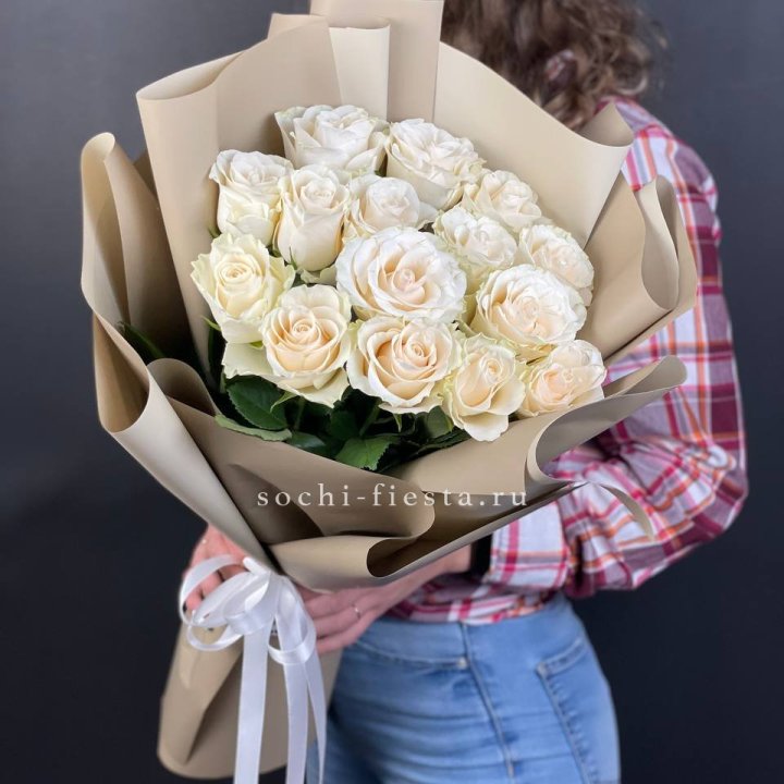 15 белых роз кофе в Новом Уренгое