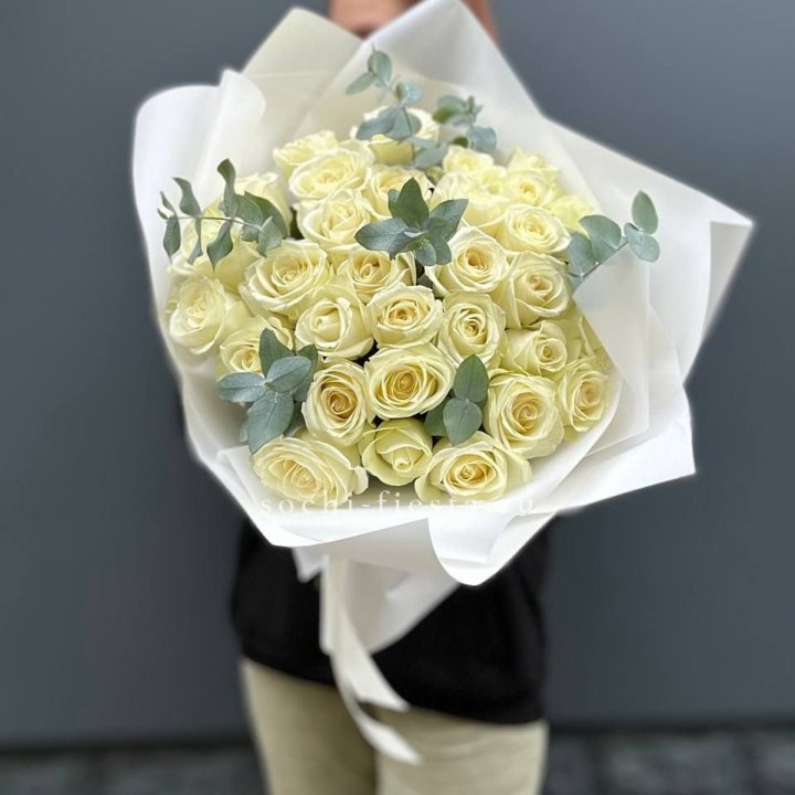 31 белая роза с эвкалиптом в Новом Уренгое