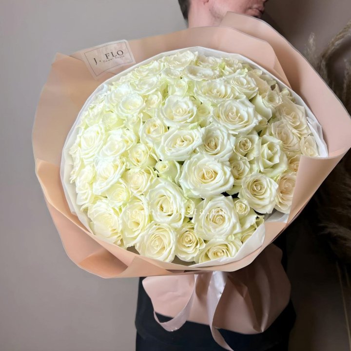 51 белая  роза в оформлении в Новом Уренгое