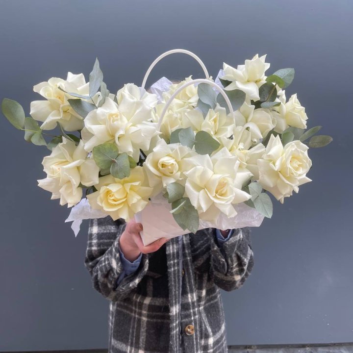 15 белых роз в сумочке в Новом Уренгое