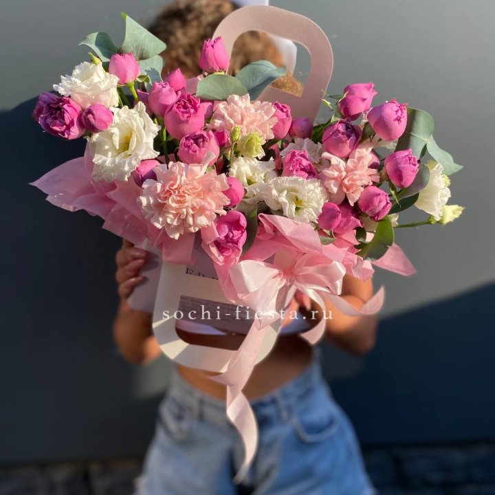 Сумочка с кустовой розой и диантусами в Новом Уренгое