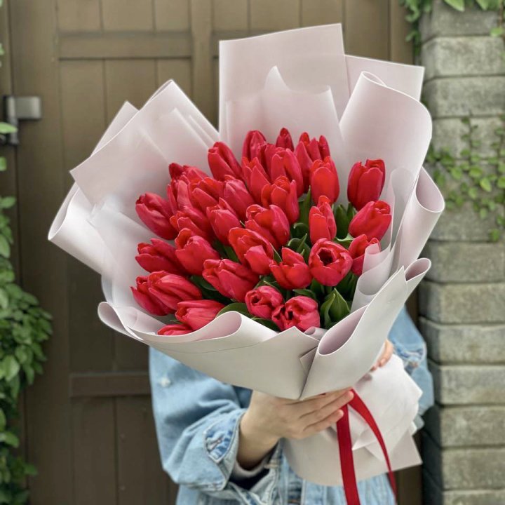 35 красных тюльпанов в Новом Уренгое